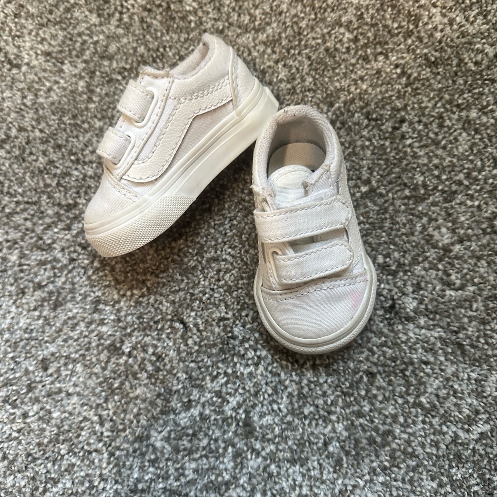 2c White Vans